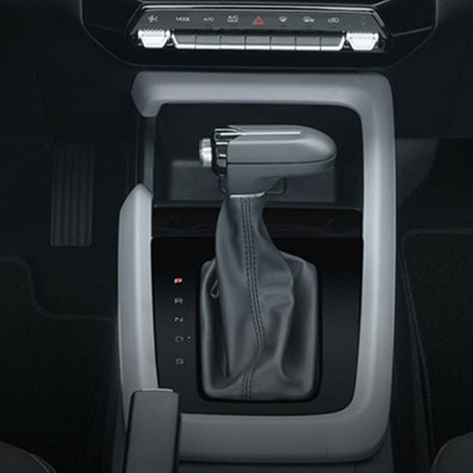 Palanca de velocidades en color negro disponible para Chevrolet Aveo sedán 2025