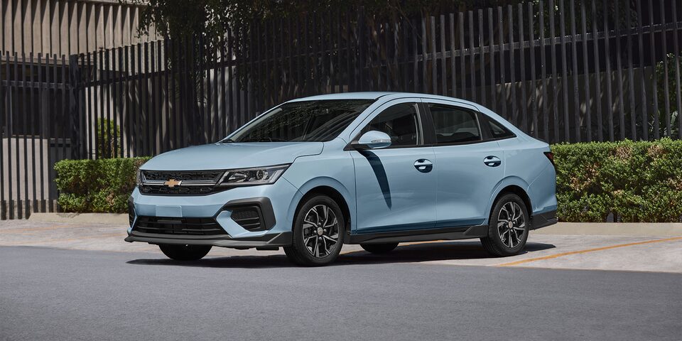 Espejos exteriores con ajuste eléctrico y luz direccional para el nuevo Chevrolet Aveo sedán 2025