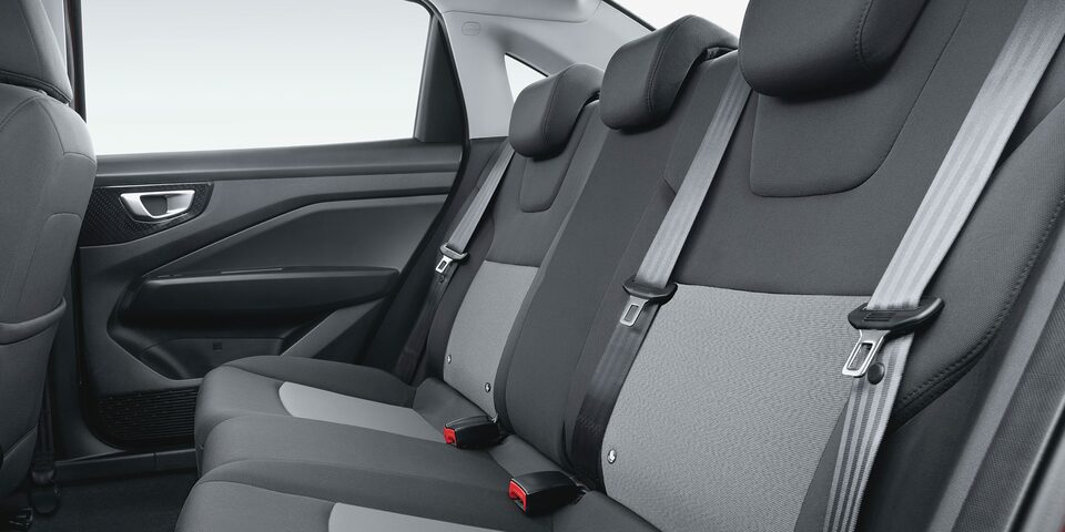 Nuevo Chevrolet Aveo Sedán 2025, con asientos en tela negra combinación de materiales y tablero color gris