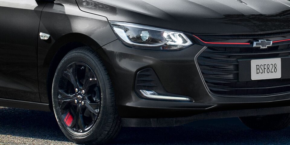 Chevrolet Onix 2025, sedán deportivo con luces diurnas LED y luces direccionales a cada costado