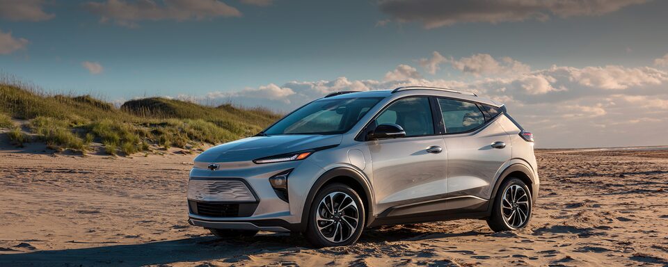 Chevrolet Bolt EUV 2022, SUV eléctrica con molduras en puertas con insertos cromados, luces diurnas LED y rieles de techo