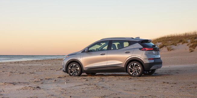 Chevrolet Bolt EUV 2023, SUV eléctrica con rines en aluminio de 17 pulgadas y luces diurnas LED.