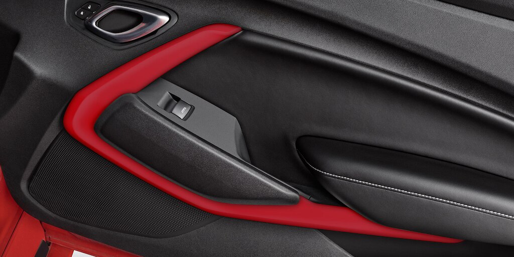 Kits y accesorios interiores originales disponibles para Chevrolet Camaro Coupé, auto deportivo